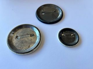 Lote 3 chapas: FEVE, Cobi, La Nueva España