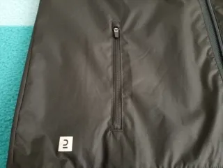 Chaqueta Kipsta Negra con Capucha