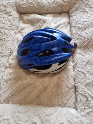 Casco de bicicleta azul