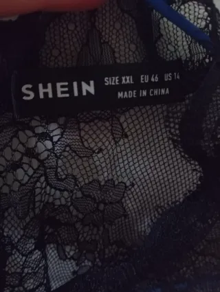 Blusa negra con encaje