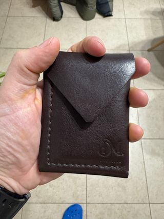 Cartera artesanal de cuero marrón