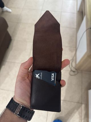 Cartera artesanal de cuero marrón