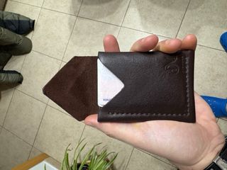 Cartera artesanal de cuero marrón