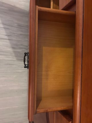 Mueble de salón de madera con vitrina