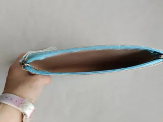 Estuche azul con dibujo de conejo
