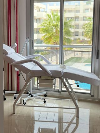 Camilla esteticista y masajista de tres cuerpos