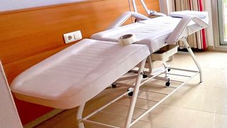 Camilla esteticista y masajista de tres cuerpos