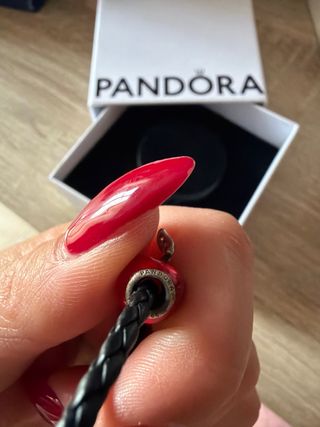 Pulsera Pandora Cuero Trenzado con Charm Rojo