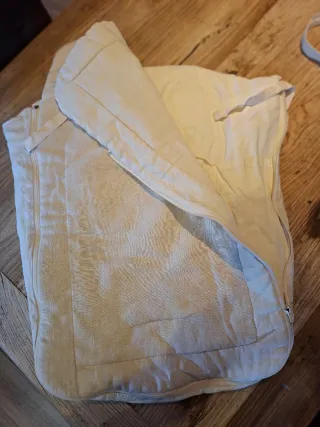 Saco de capazo de lino, en color beige.