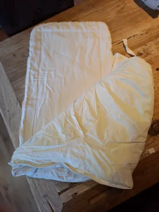 Saco de capazo de lino, en color beige.