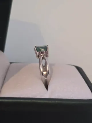 Anillo de Moissanita Verde "Crushed Ice Radiant"