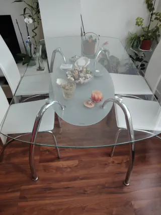 Mesa cristal y 4 sillas blancas