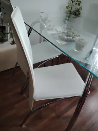 Mesa cristal y 4 sillas blancas
