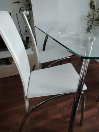 Mesa cristal y 4 sillas blancas