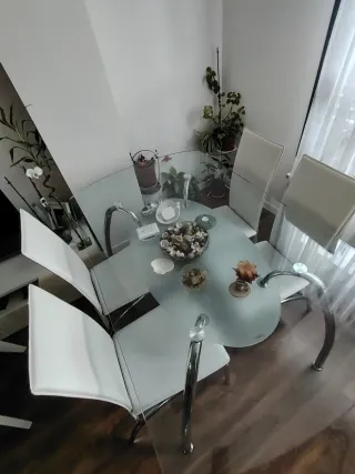 Mesa cristal y 4 sillas blancas