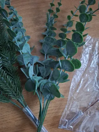 Plantas artificiales verdes y rojas