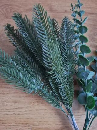 Plantas artificiales verdes y rojas