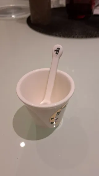 Tazza in porcellana con iniziale C