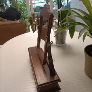 Candelabro antiguo y minitocador de madera.