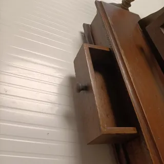 Candelabro antiguo y minitocador de madera.