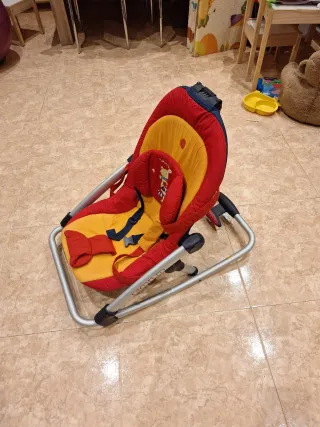 Hamaca para bebé roja y amarilla