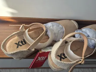 Alpargatas XTI Mujer Beige y Blanco