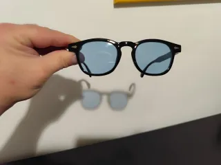 Occhiali da sole neri lenti azzurre