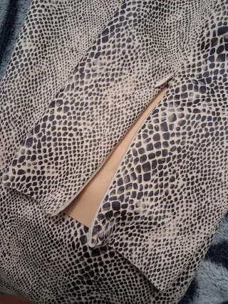 Pantalón antelina estampado serpiente