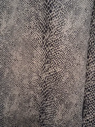 Pantalón antelina estampado serpiente