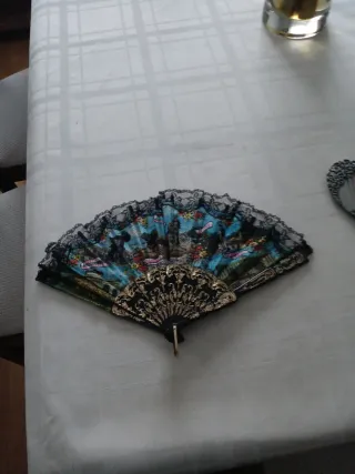 Abanico de encaje negro y multicolor. MADRID