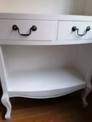 Estantería de madera blanca con cajones