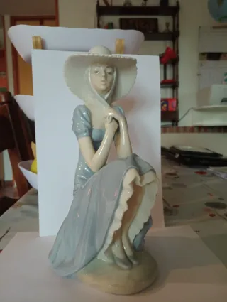Figura porcelana NAO by Lladro mujer sombrero