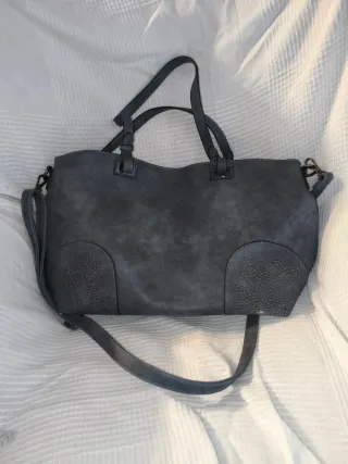 Bolso gris con tachuelas