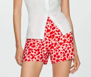 Pantalón corto estampado floral.