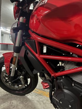 Ducati Monster 797 Roja Se puede limitar para A2.