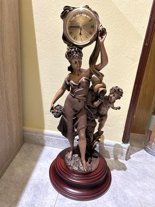 Reloj de sobremesa con figura