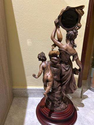 Reloj de sobremesa con figura