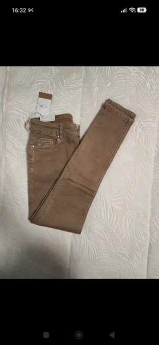 Pantalón vaquero push-up Camel.