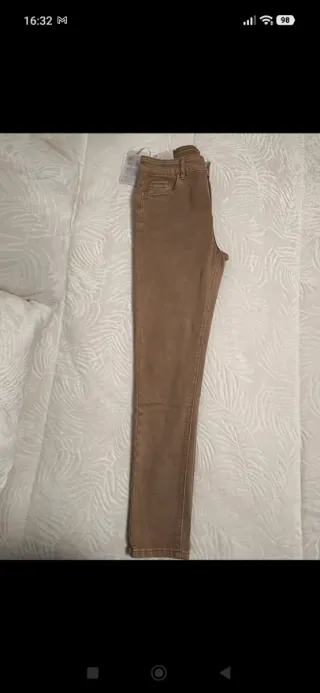 Pantalón vaquero push-up Camel.