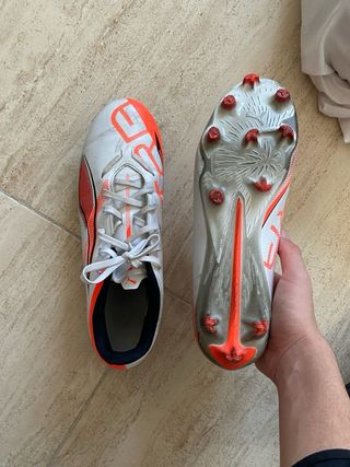 Zapatos de fútbol Puma blancos y naranjas