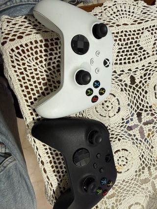 Xbox Series X  2 mandos vs ps5