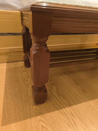 Mesa auxiliar antigua de madera maciza y mármol.