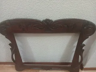 Marco muy antiguo de madera tallada