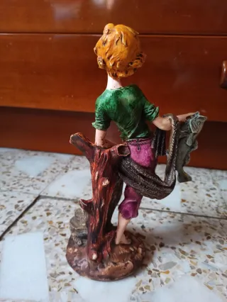 Figura decorativa de niño pescador de resina 27 cm