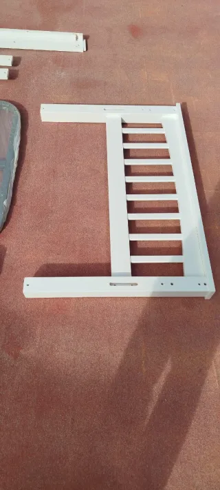 Parte superior litera blanca.