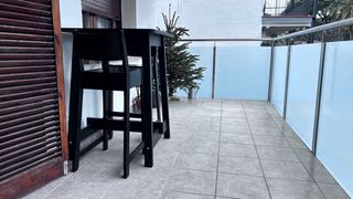 Mesa alta con 2 taburetes negros