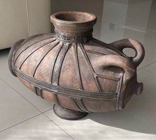 Jarrón antiguo de cerámica con asas