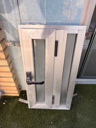 Ventana auxiliar de aluminio.