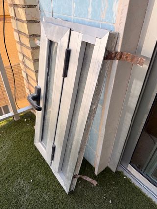 Ventana auxiliar de aluminio.