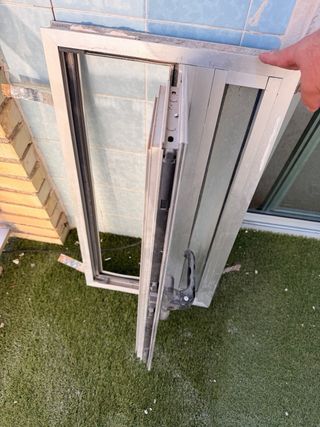 Ventana auxiliar de aluminio.